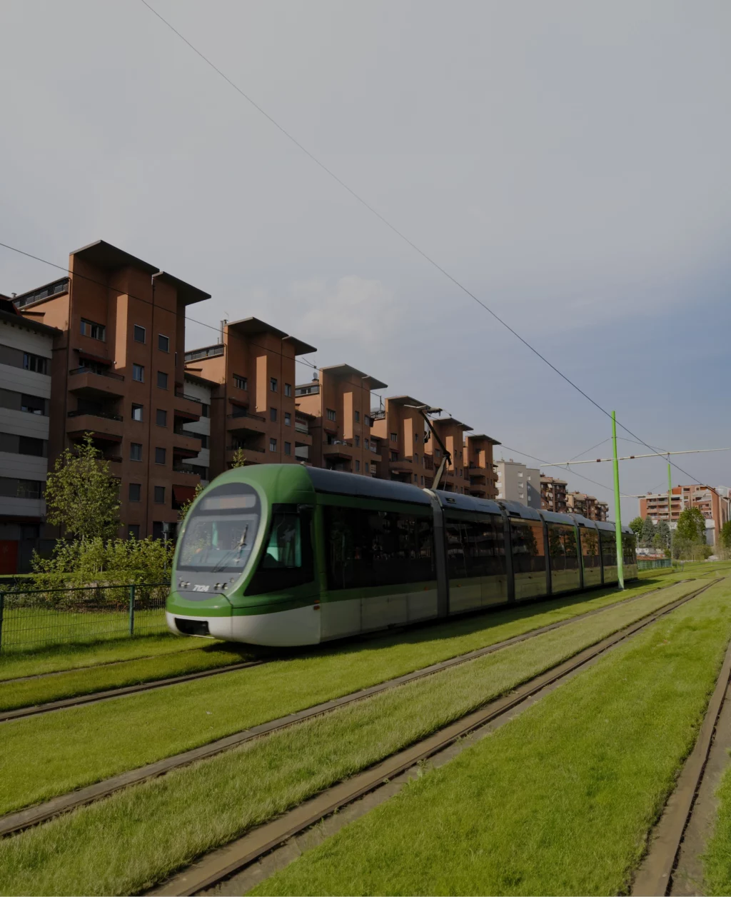 Un tram verde in uno scenario cittadino.